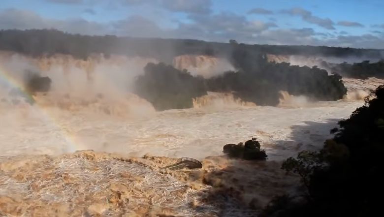 Cataratas do Iguau em 9 de junho de 2014, quando atingiu a maior vazo da histria. Crdito: divulgao facebook.com/cataratasdoiguacu