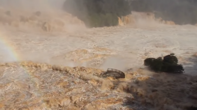 Passarela no lado argentino  engolida pelas guas das Cataratas em vazo histrica em 2014. Crdito: divulgao facebook.com/cataratasdoiguacu 