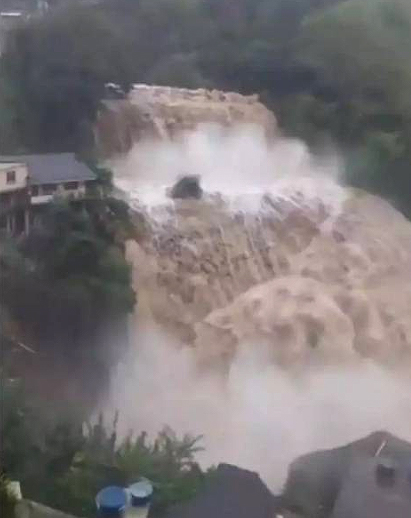 Uma cachoeira se formou no morro em Petr�polis tamanha for�a da �gua. Cr�dito: divulga��o redes sociais. 