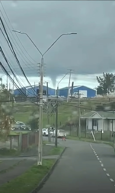 Uma nuvem funil se forma na regio de Los Lagos, um dia depois do tornado de Puerto Varas, mas no chega a tocar o solo. Crdito: divulgao via Instagram @meteochile 