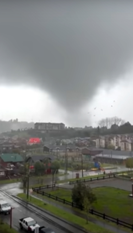 Tornado atinge a cidade de Puerto Varas no dia 25 de maio. Crdito: reproduo redes sociais  