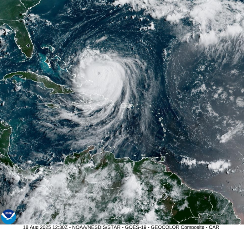 Imagem de sat�lite mostra o grande furac�o Erin seguindo rumo �s Bahamas no dia 18. Cr�dito: NOAA/Goes-19