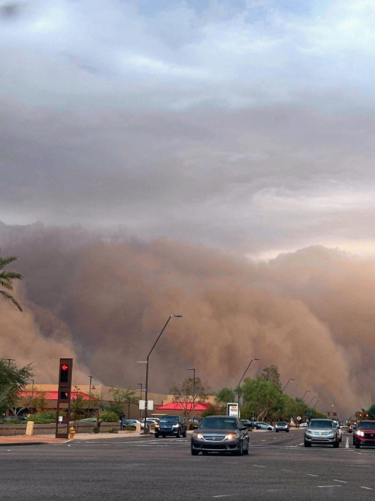 Phoenix foi fortemente impactada pela poeira e ventos fortes, que deixaram milhares sem energia. Cr�dito: divulga��o via X @Gianl1974