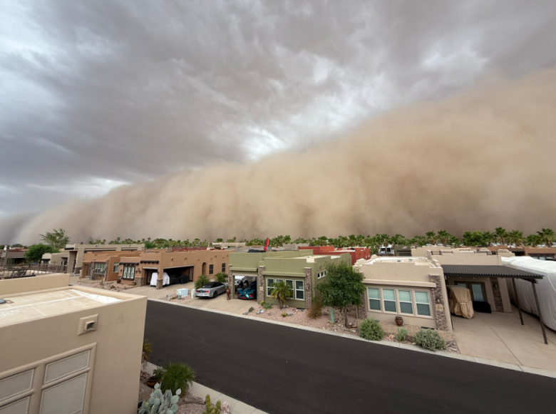 Enorme tempestade de areia avan�ou sobre a cidade de Phoneix no dia 25. Cr�dito: divulga��o via X @Gr8fulAmerican