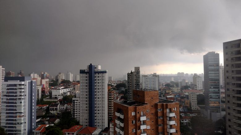 Chuva forte se aproximando da Vila Mariana, zona sul de S�o Paulo. Cr�dito: Painel Global