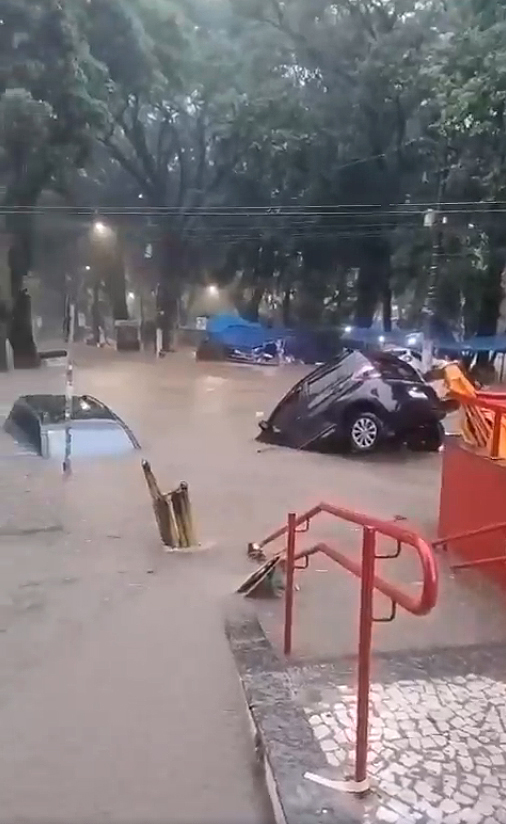 Forte chuva causa grandes alagamentos e arrasta carros em S�o Paulo dia 24 de janeiro. Cr�dito: RS/Fotos P�blicas