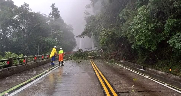 Pista da Rio-Teres�polis interditada durante as chuvas do fim de semana. Cr�dito: PRF 