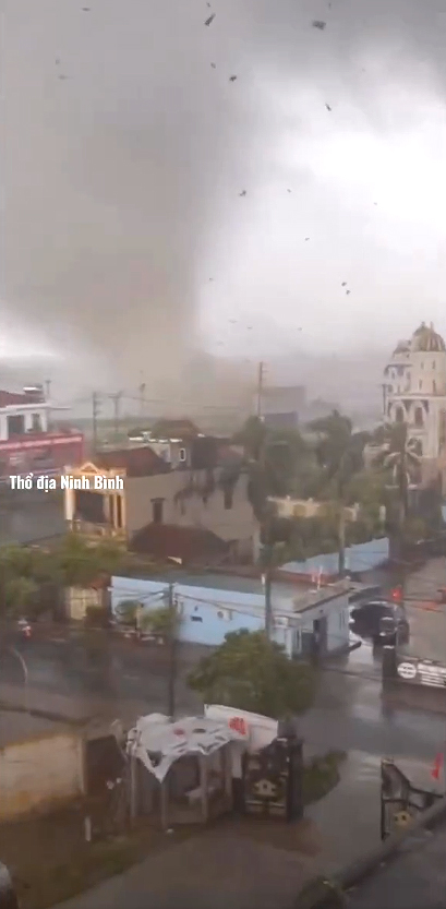 Tornado � flagrado na cidade de Ninh Binh com a passagem de Bualoi. Cr�dito: divulga��o via X @StormHowx