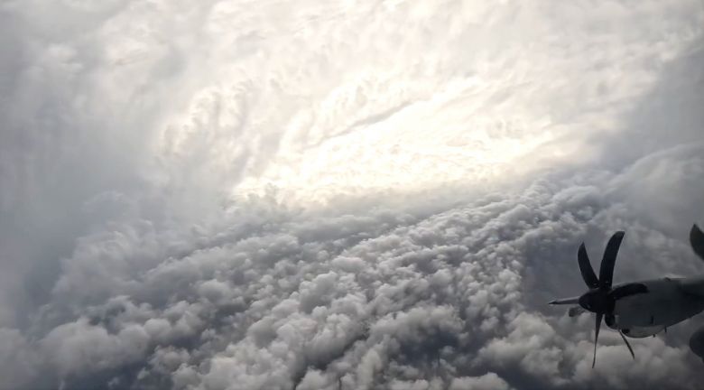 Voo realizado at o interior do grande furaco Melissa dia 27. Crdito: NOAA/@USAS WW1