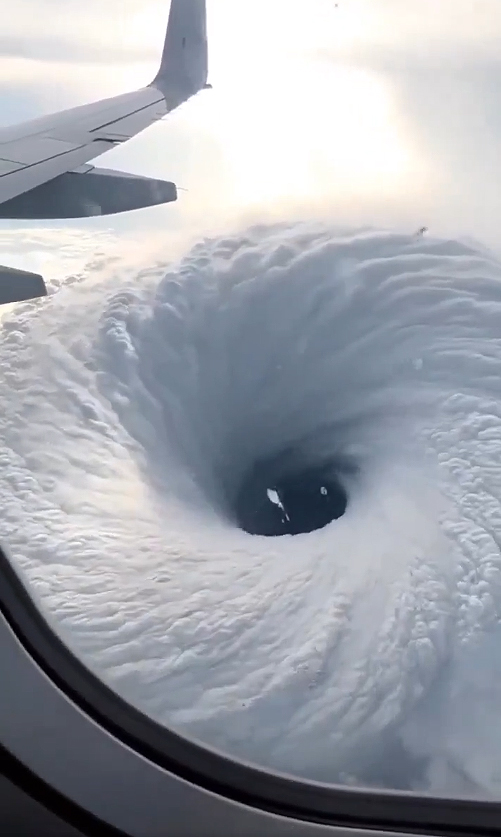 Olho do furaco Melissa capturado em voo de reconhecimento. Crdito: divulgao via X @FlynonymousWX 