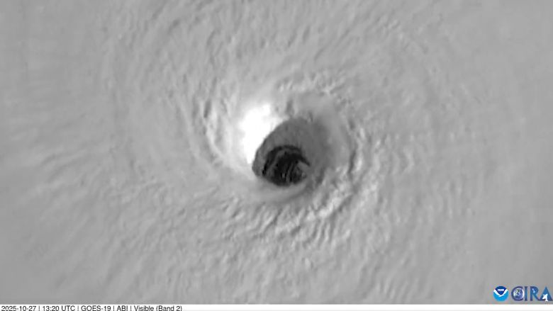 Detalhe do olho de Melissa visto de cima por satlite. Crdito: @CIRA CSU