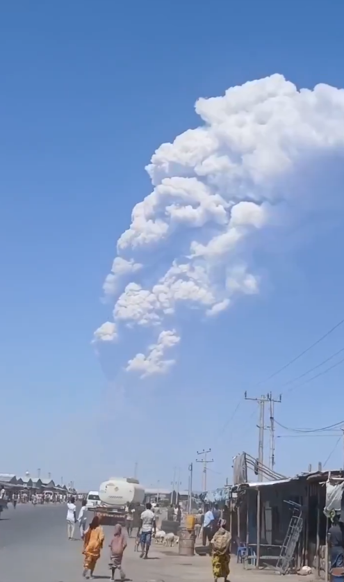 O despertar do vulc�o Hayli Gubbi, na regi�o de Afar, dia 23. Cr�dito: reprodu��o/redes sociais 