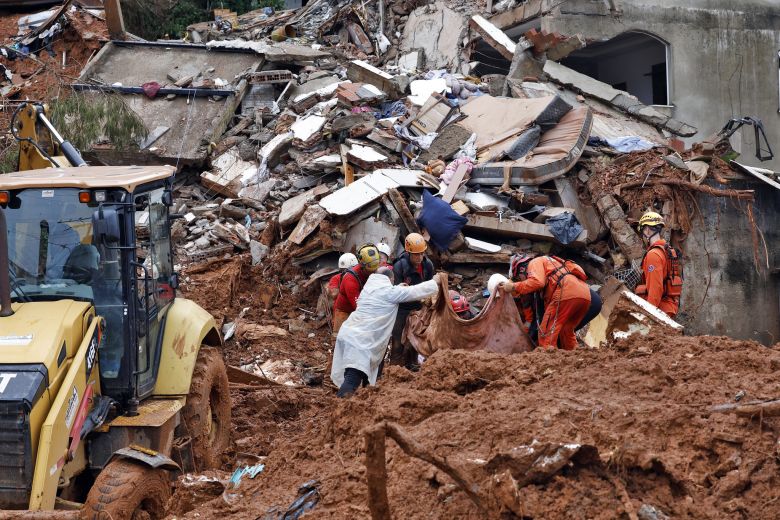 Resgate de pessoas em escombros de casas soterradas por lama ap�s fortes chuvas em Juiz de Fora. Cr�dito: T�nia R�go/Ag�ncia Brasil/Fotos P�blicas