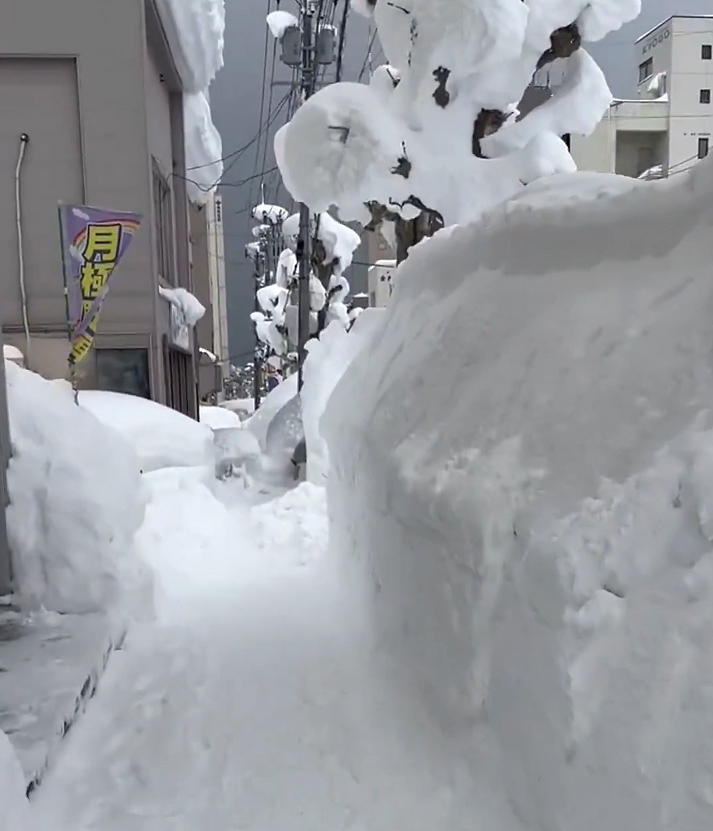 O ac�mulo de neve chegou a 1,8 metros em Amori. Imagem de 2 de fevereiro. Cr�dito: divulga��o via X @volcaholic1