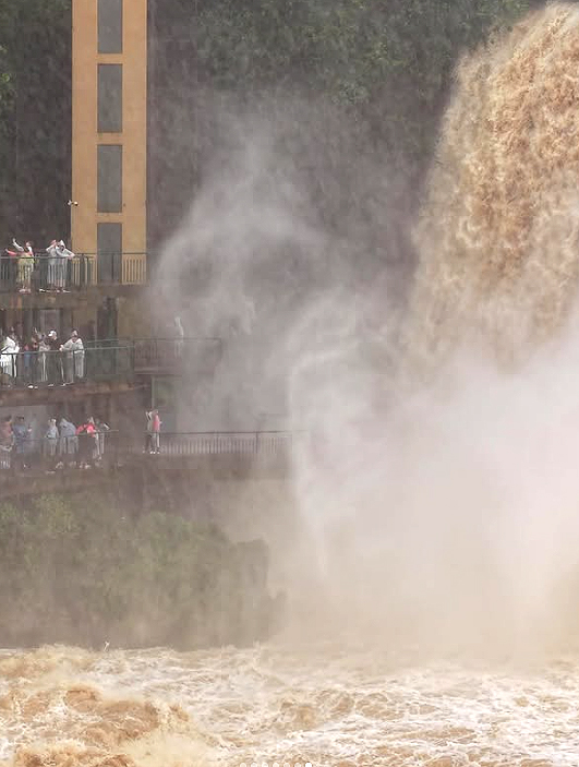 A Trilha das Cataratas e seus mirantes continuam abertos. Cr�dito: divulga��o via Instagram @cataratasdoiguacu 