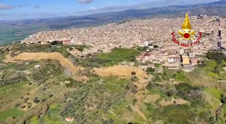 �rea do deslizamento em Niscemi observada por sobrevoo de helic�ptero no dia 27. Cr�dito: Vigili del Fuoco