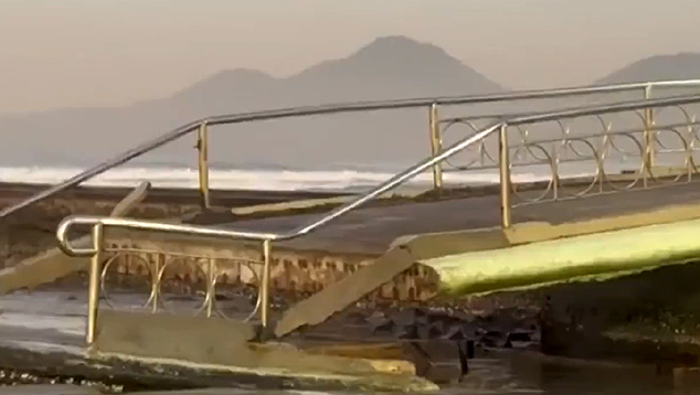Grandes ondas invadiram a orla e destru�ram parte da travessia no Canal 4 em Santos. Cr�dito: divulga��o via X @atribunasantos<BR>