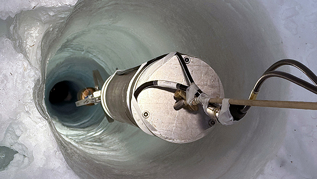 Sism�metro sendo baixado a 2,5 km no gelo sob o Polo Sul em janeiro. Cr�dito: divulga��o via Instagram icecube neutrino<BR>