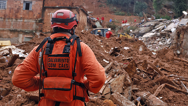 Soldados do Corpo de Bombeiros fazem busca de pessoas em escombros de casas soterradas ap�s fortes chuvas em Juiz de Fora. Cr�dito: T�nia R�go/Ag�ncia Brasil/Fotos P�blicas