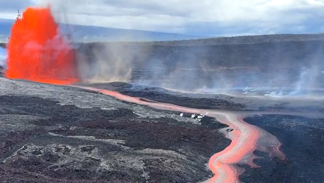 Erup��o de lava no cume do Kilauea em 9 de abril. Cr�dito: USGS/ M. Patrick, L. Gallant e D. Downs