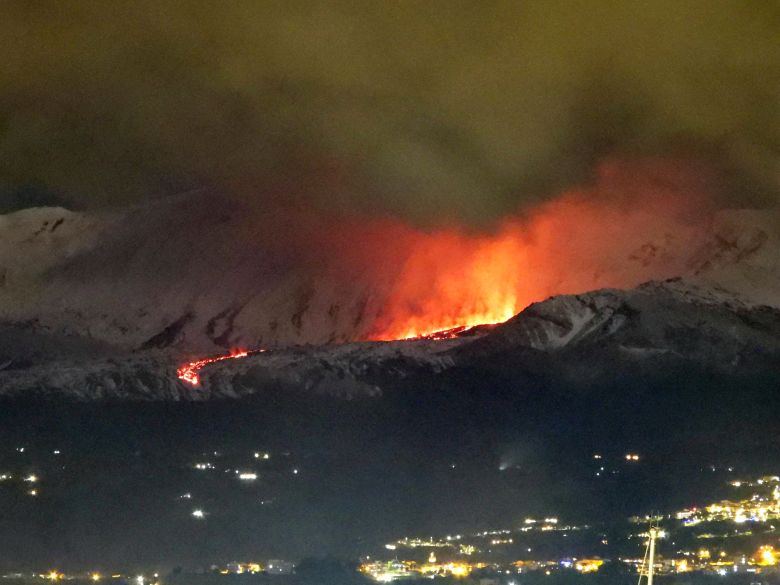 Vulc�o Etna em erup��o vista ao fundo na regi�o da Cat�nia, no sul da It�lia. Cr�dito: divulga��o Boris Behncke/@borisetneo.bsky.social  