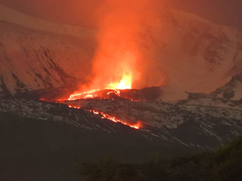 Fluxos de lava foram lan�ados em explos�o estromboliana do Etna no dia primeiro. Cr�dito: divulga��o Boris Behncke/@borisetneo.bsky.social  