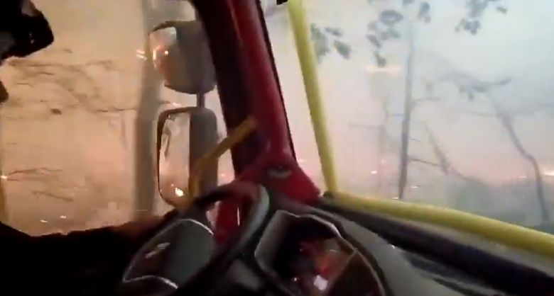 Mais de 800 bombeiros trabalham no combate ao fogo em Fontainebleau. Cr�dito: divulga��o via X @InfosFrancaises<BR>