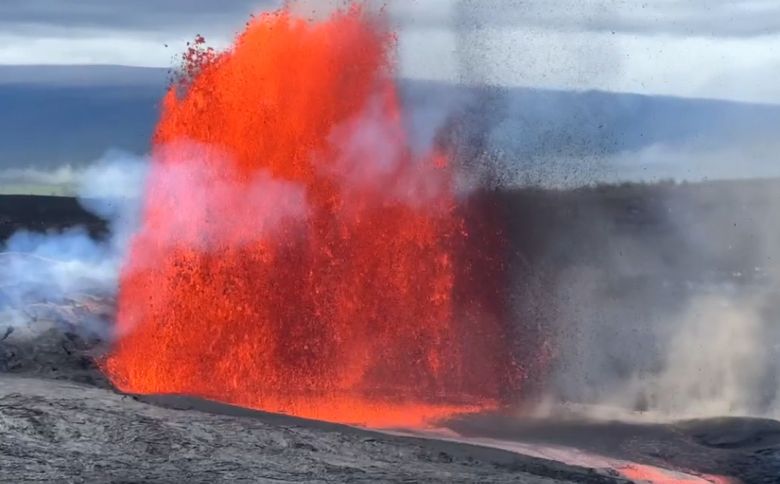 Detalhe do jato de lava lan�ado em atividade do Kilauea em 9 de abril. Cr�dito: USGS/ M. Patrick, L. Gallant e D. Downs