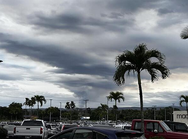 Cinzas e gases se espalharam pelo leste do Hava�. Imagem vista de Hilo, a 40km do cume. Cr�dito: USGS, C. Gansecki