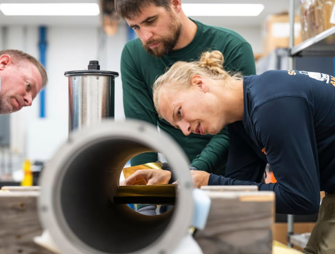 Equipe de pesquisadores trabalham no desenvolvimento de um sism�metro em Wisconsin. Cr�dito: Taylor Wolfram/UW Madison