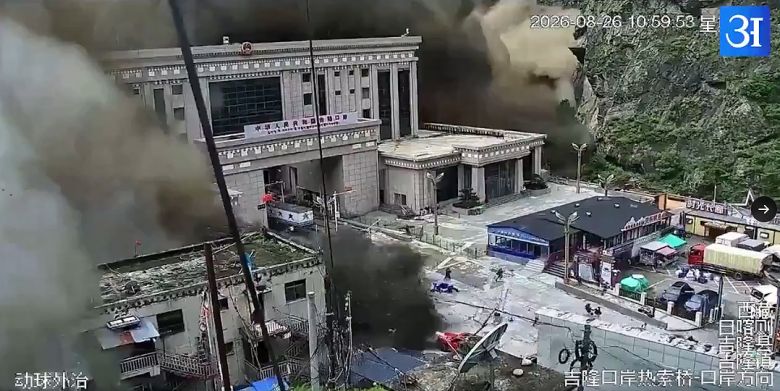 C�meras da regi�o capturam exatamente o momento do enorme deslizamento no Nepal. Cr�dito: redes sociais/via X @ravipandey2643<BR> 