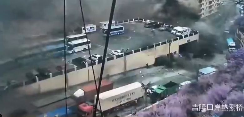C�mera captura de outro �ngulo o deslizamento ocorrido repentinamente na fronteira do Nepal com o Tibet. Cr�dito: redes sociais  
