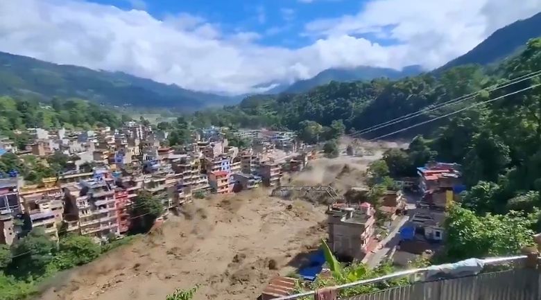 Vilas inteiras foram atingidas por inunda��es de lama. Cr�dito: redes sociais 
