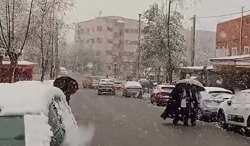 Azilal com a paisagem modificada pela nevasca. Cr�dito: reprodu��o/divulga��o via X @meteoredcom 