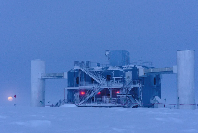 Observat�rio Neutrino Iceclube em opera��o h� 15 anos na Ant�rtida. Cr�dito: Alicia Fattorini, IceCube/NSF  