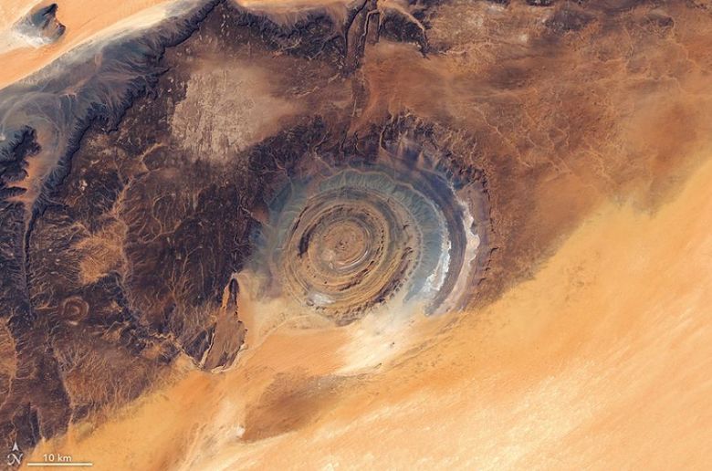 Olho do Saara capturado por sat�lites em 5 e 6 de mar�o. Cr�dito: Landsat 9 e 8/NASA Earth Observatory/Lauren Dauphin