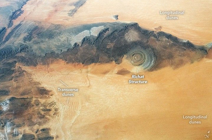 Olho do Saara entre as dunas do Deserto, visto em imagem de julho de 2010. Cr�dito: NASA 