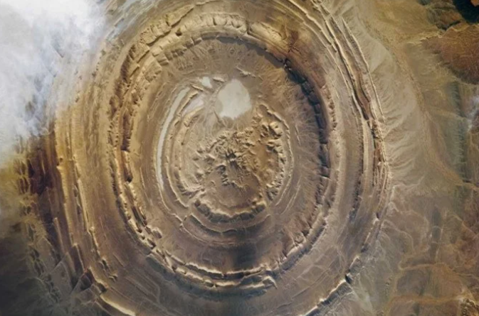 Mais uma imagem vista de cima mostra a grandiosidade da forma��o geol�gica. Cr�dito: NASA