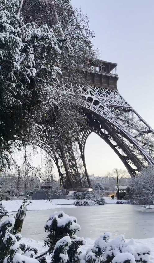 Paris foi tomada pela neve na quarta-feira, dia 7, em evento hist�rico. Cr�dito: divulga��o via X @LaTourEiffel 