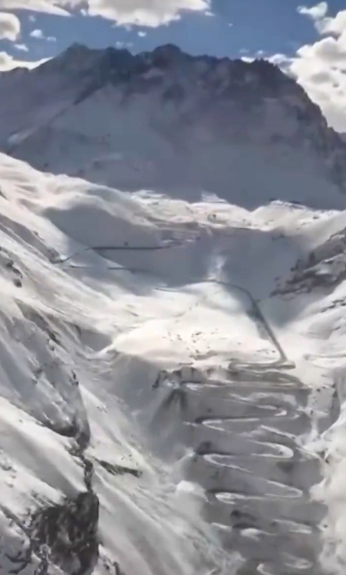 Imagem a�rea da conex�o Argentina e Chile com grande ac�mulo de neve no in�cio de agosto. Cr�dito: divulga��o via X @meganoticiascl<BR> 