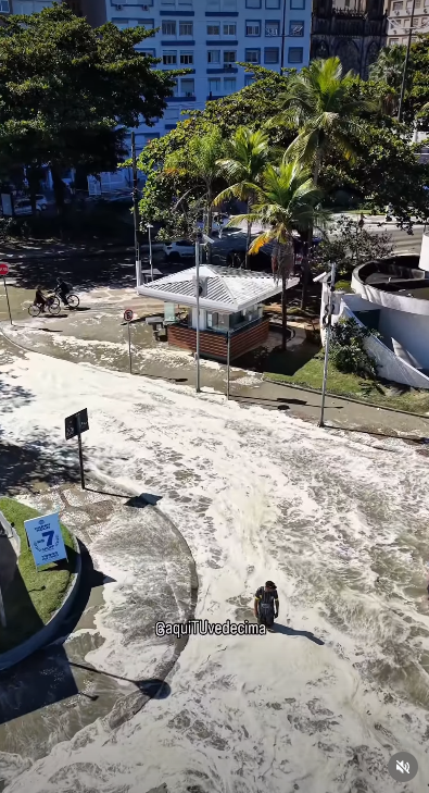 A forte agita��o mar�tima no litoral paulista come�ou na segunda-feira e se entendeu pela semana. Cr�dito: diulga��o via Instragram @aquituvedecima  