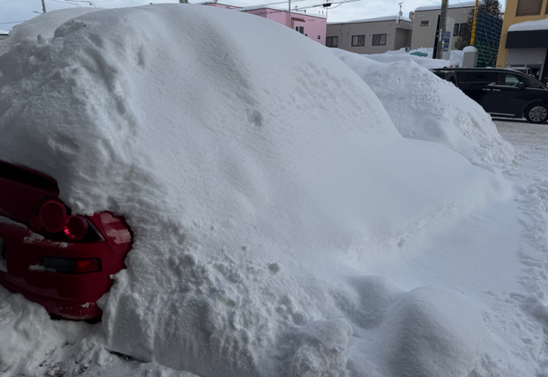 Carro soterrado pela nevasca em 2 de fevereiro. Cr�dito: divulga��o via X @God510HEMI