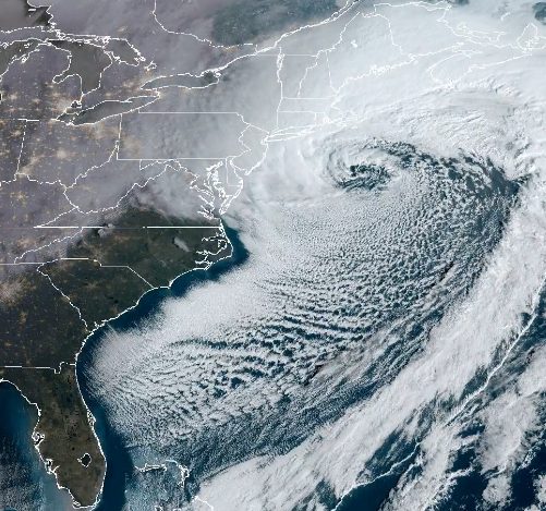 Imagem de sat�lite mostra as nuvens em espiral da grande tempestade de inverno, que resultou em neve pesada nos EUA. Cr�dito: imagem do dia 23/NOAA/@NWSWPC<BR>