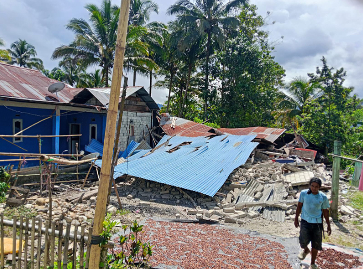 Danos em casas no distrito de Sigi, Sulawesi Central, provocados pelo forte terremoto desta ter�a-feira. Cr�dito: BNPB