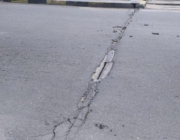 Rachaduras no solo de Palu, ap�s o intenso terremoto. Cr�dito: Departamento de Prote��o Ambiental da Cidade de Palu 