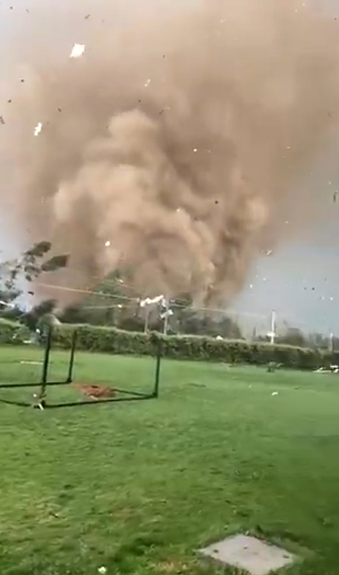 Registro do tornado tocando o solo em Requ�noa na tarde do dia 26. Cr�dito: reprodu��o/divulga��o via X @RedGeoChile