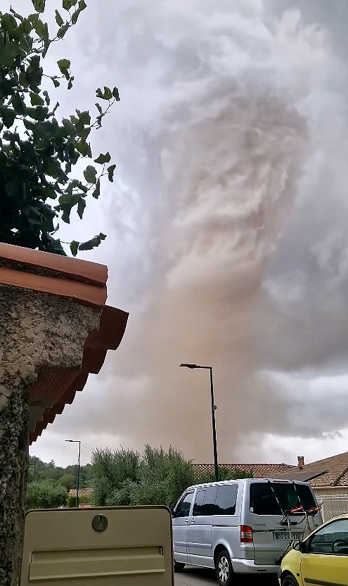 Tornado � flagrado em Pomas, no sudoeste da Fran�a. Cr�dito: divulga��o redes sociais/@MeteoExpress 