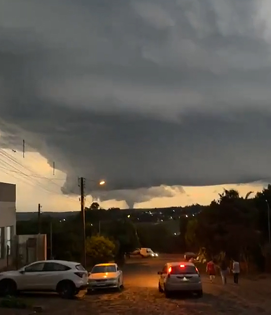 Violento tornado atinge a �rea rural de Giru� na noite do dia 28. Cr�dito: reprodu��o redes sociais 