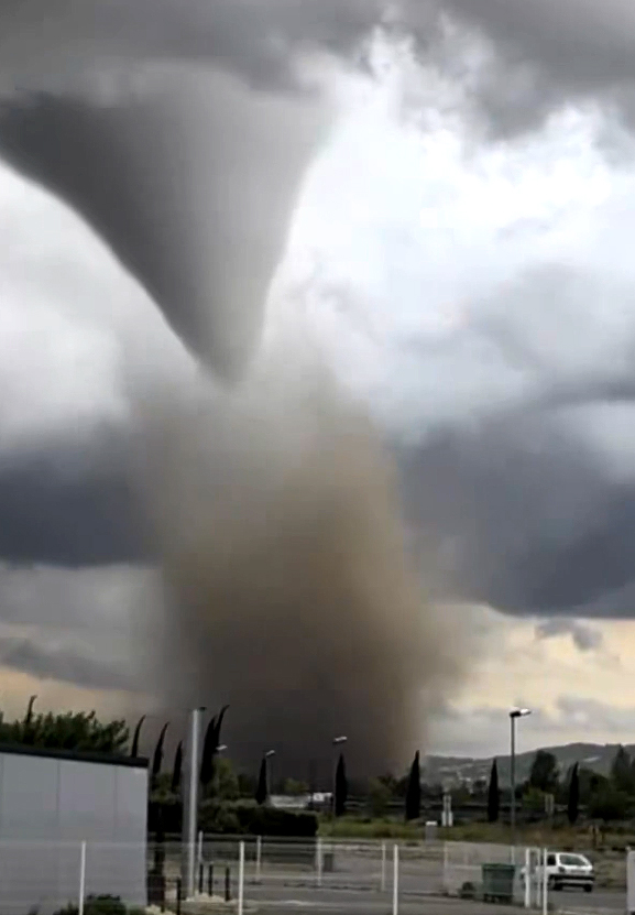 Imagem capturada nos arredores de Carcassonne. Cr�dito: divulga��o redes sociais/@VigipreventionM