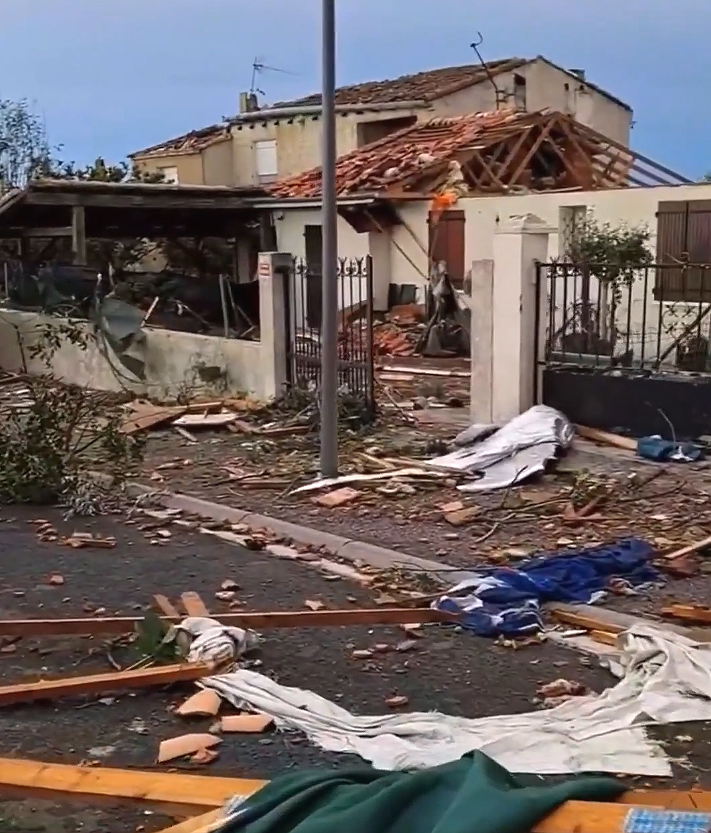 Centenas de casas de Aude foram destru�das com a passagem do tornado. Cr�dito: divulga��o via X @ferozwala